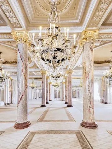 Eleganter Ballsaal des Carlton Cannes mit prachtvollen Kronleuchtern und Marmorsäulen.