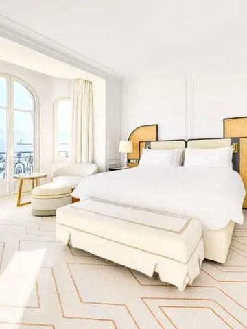 Geräumiges Zimmer mit Meerblick im Carlton Cannes und eleganter Einrichtung.
