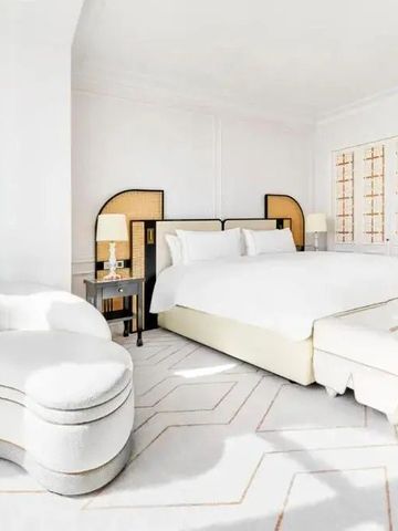 Helles Hotelzimmer mit modernem Design und geschmackvoller Einrichtung