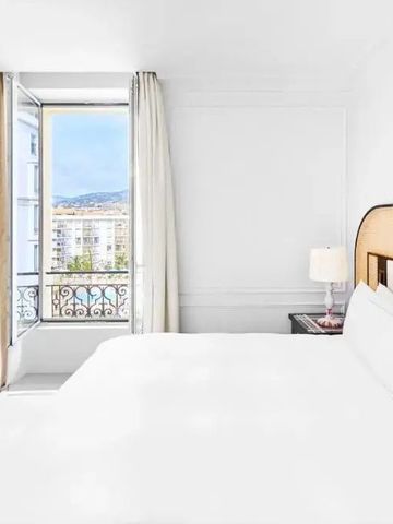 Zimmer mit offenem Fenster und Blick auf die umliegende Landschaft