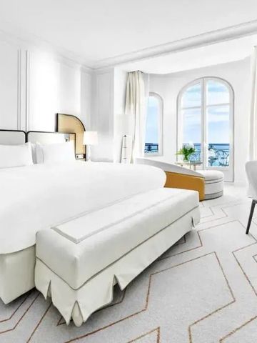 Geräumiges Zimmer mit Meerblick durch große Fenster