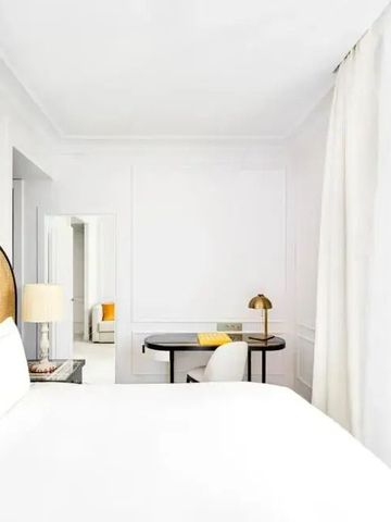 Elegantes Hotelzimmer mit Arbeitsplatz und Tageslicht