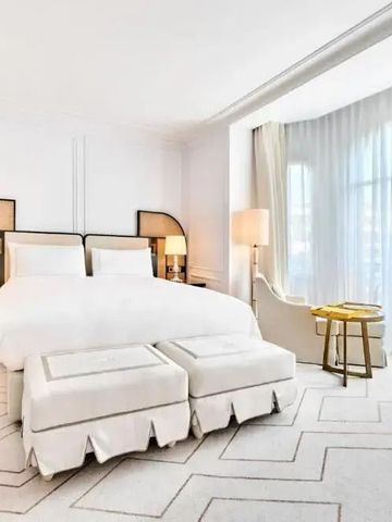 Hotelzimmer mit zwei bequemen Betten und einladender Atmosphäre