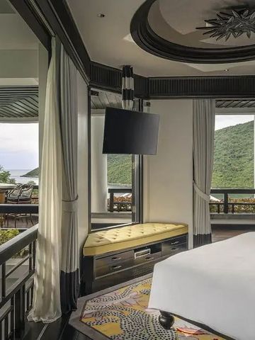 Luxussuite mit großem Bett und Meerblick von der Terrasse