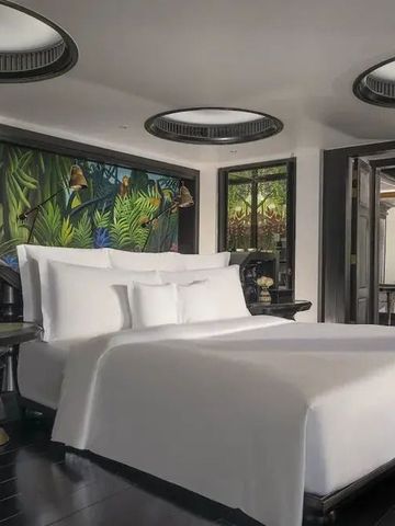 Elegantes Schlafzimmer mit kunstvollem Wanddesign und komfortablem Bett