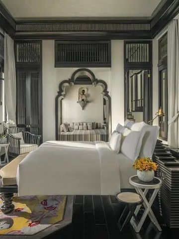 Helles Schlafzimmer mit klassischem Dekor und Sitzgelegenheit