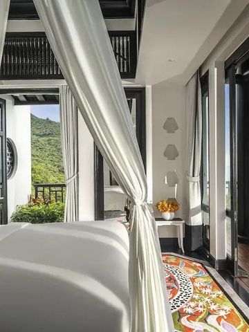 Exklusives Schlafzimmer mit Baldachinbett und Meerblick im Intercontinental Danang.