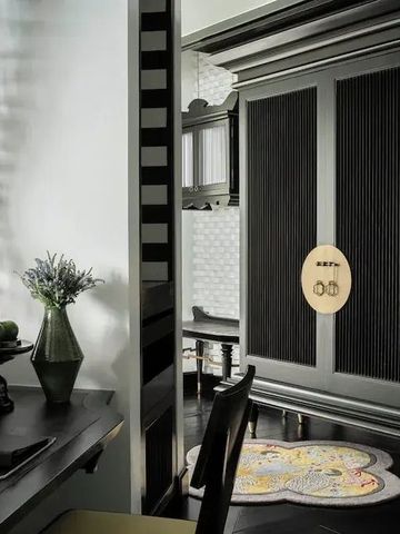 Stilvolle Zimmereinrichtung mit Schreibtisch, Obstschale und dekorativem Schrank.