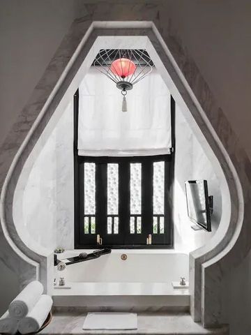 Luxuriöses Badezimmer mit einzigartiger Fensterarchitektur