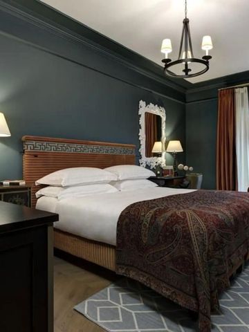 Luxuriöses Zimmer mit Doppelbett und stilvoller Einrichtung im Hotel de la Ville