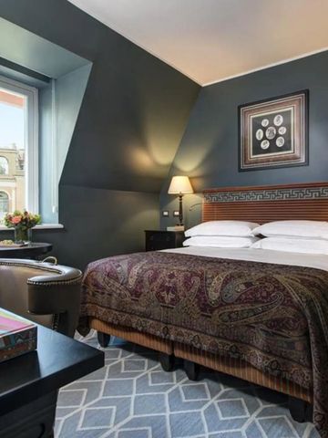 Gemütliches Zimmer mit Blick auf die Stadt im Rocco Forte Hotel de la Ville