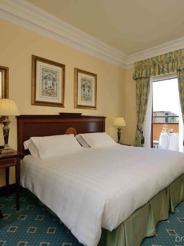 Geräumiges Zimmer im klassischen Design mit eleganten Möbeln