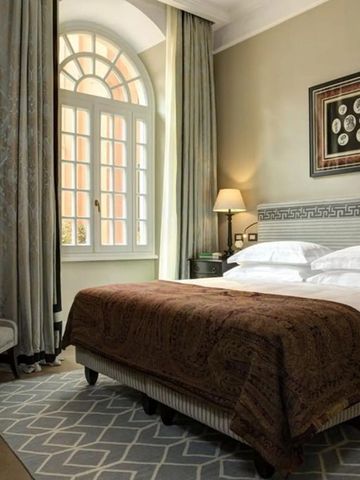 Elegantes Schlafzimmer mit großem Fenster und edlem Interieur