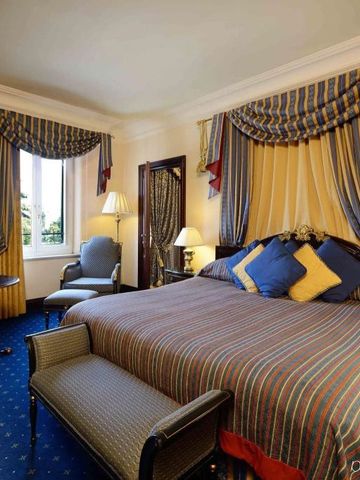 Luxuriöses Zimmer mit dekorativen Vorhängen und eleganten Möbeln