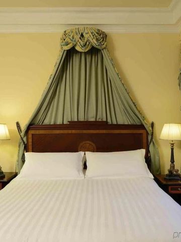 Geschmackvoll gestaltetes Bett mit elegantem Betthimmel