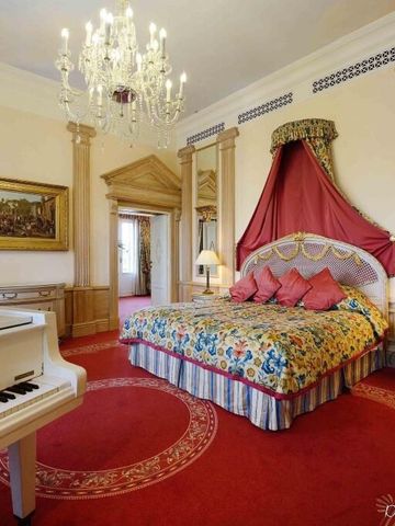 Opulentes Schlafzimmer mit luxuriösem Dekor und prachtvollem Klavier