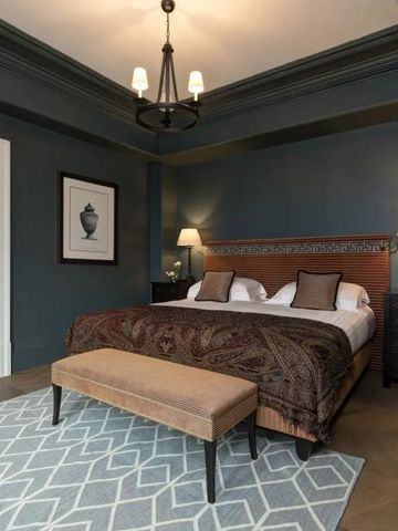 Elegantes Hotelzimmer mit luxuriösem Doppelbett und stilvollem Interieur