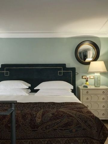 Komfortables Schlafzimmer mit eleganten Dekorationselementen und Doppelbett