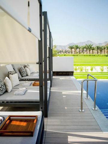 Private Lounge mit Poolblick und grüner Umgebung im InterContinental Fujairah Resort