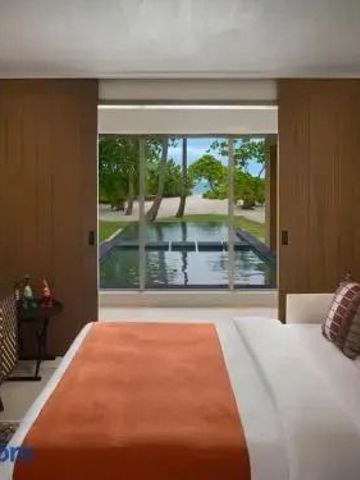 Zimmer mit Zugang zu einem privaten Pool und Gartenblick