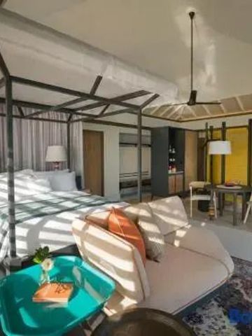 Geräumiges Zimmer mit stilvoller Einrichtung und Balkon