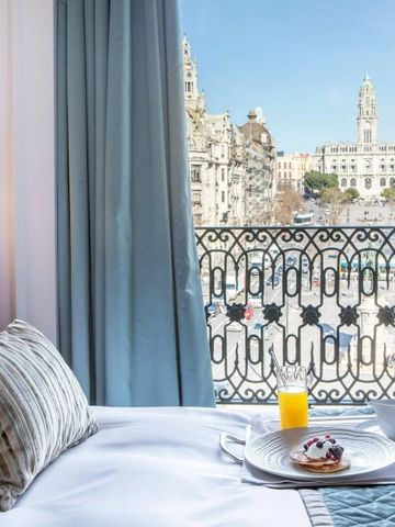 Hotelzimmer mit Blick auf die historische Altstadt von Porto und Frühstückstablett am Fenster
