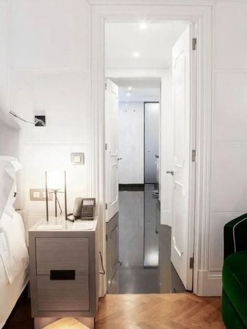 Elegantes Hotelzimmer mit modernem Design und komfortablem Bett