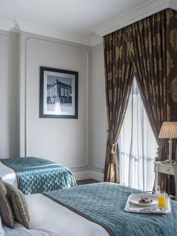 Gemütliches Doppelzimmer im traditionellen Stil mit Vorhängen