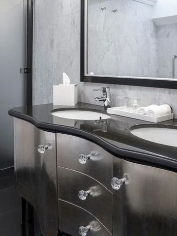 Modernes Badezimmer mit doppeltem Waschbecken und schlichter Ästhetik