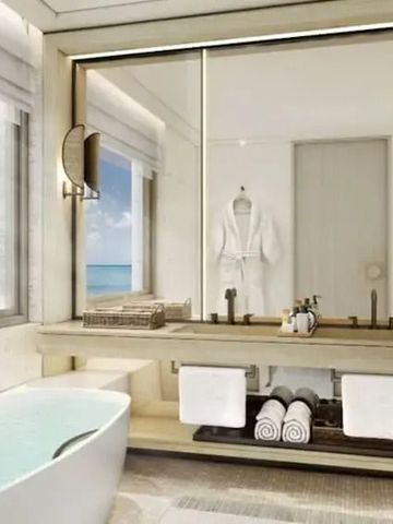 Luxuriöses Badezimmer mit Meerblick und freistehender Badewanne