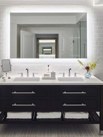 Luxuriöses Badezimmer mit Doppelwaschbecken und großem Spiegel.