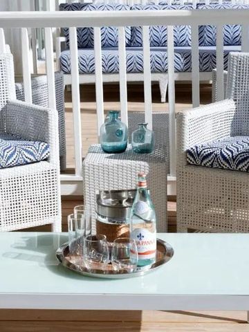 Moderne Outdoor-Lounge mit Rattanmöbeln und Tisch