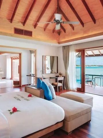 Elegantes Schlafzimmer mit Meerblickterrasse und Holzdekor