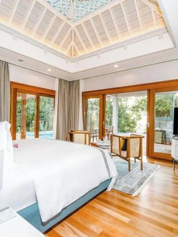 Helles Schlafzimmer mit Gartenblick und Holzfußboden