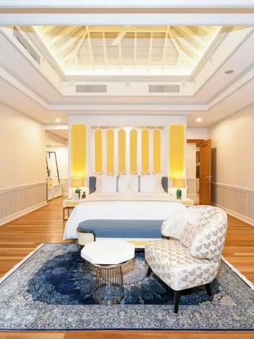 Luxus-Suite mit eleganter Einrichtung und Oberlicht