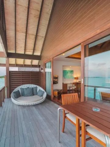 Private Terrasse einer Villa mit gemütlicher Sitzgelegenheit und Meerblick