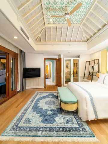 Elegantes Schlafzimmer mit hohen Decken und geschmackvoller Einrichtung