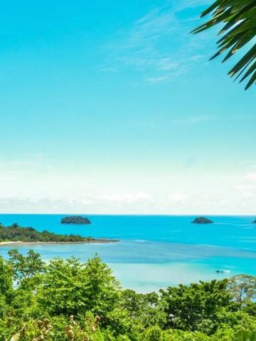 Türkisfarbenes Meer mit kleinen Inseln im Hintergrund