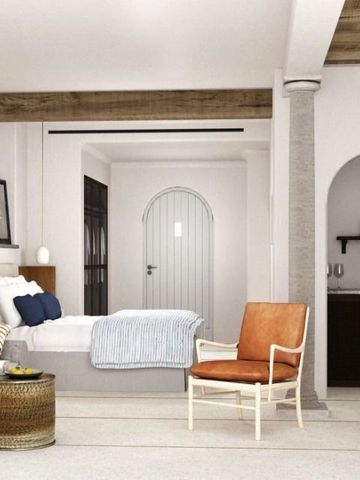 Stilvolles Hotelzimmer mit Sitzgruppe und kleinem Küchenbereich