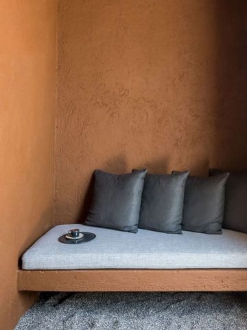 Gemütliche Ecke mit Kissen und Kaffeetasse im Hotel