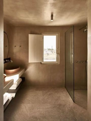 Helles Badezimmer mit großer Dusche und Fenster für viel Tageslicht.