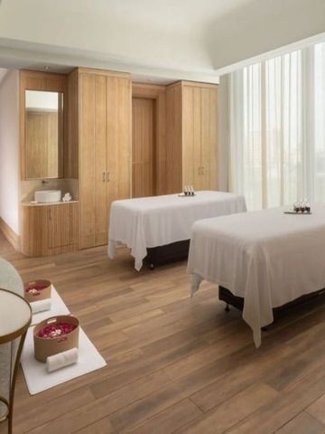 Spa-Raum mit Massagebetten und sanfter Beleuchtung für entspannende Behandlungen