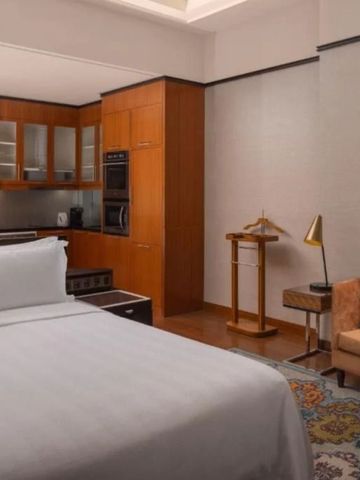 Luxuriöses Hotelzimmer mit Küchenzeile und komfortablem Bett