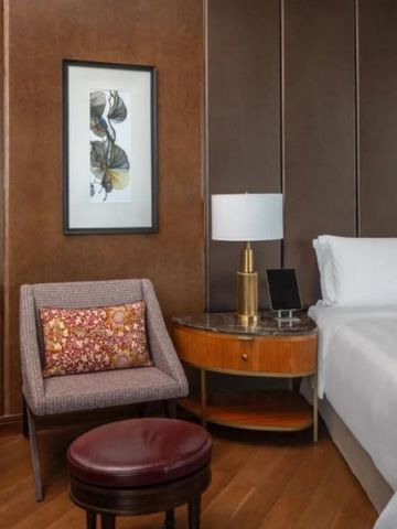 Gemütliches Hotelzimmer mit moderner Einrichtung und Kunstwerken an den Wänden