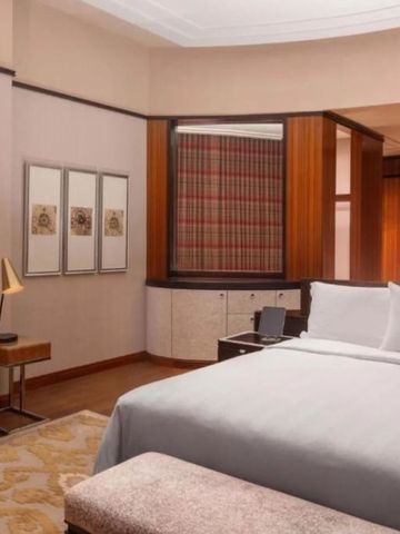 Großzügiges Hotelzimmer mit eleganter Einrichtung und hellem Ambiente