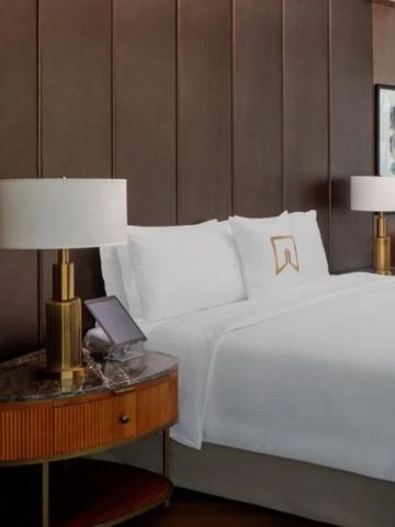 Elegantes Hotelzimmer mit luxuriösen Details und gemütlichem Bett.