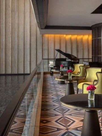 Eleganter Lounge-Bereich mit stilvollem Dekor und Klavier.