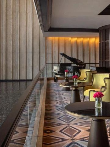 Eleganter Lounge-Bereich mit stilvollem Dekor und Klavier.