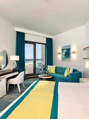 Geräumiges Hotelzimmer mit Blick aufs Meer und modernem Dekor