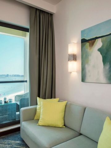 Komfortabler Wohnbereich mit Sofas und Zugang zu einem Balkon mit Meerblick